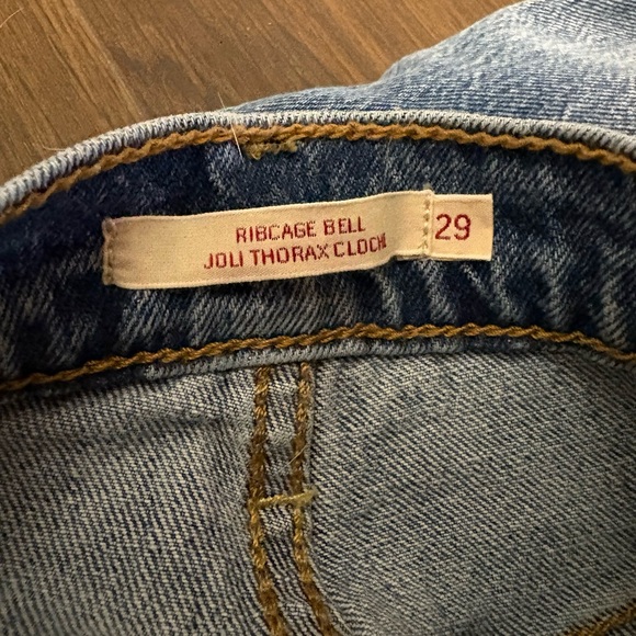 High-Rise Levi’s Ribcage Bells 👖 - Picture 5 of 6